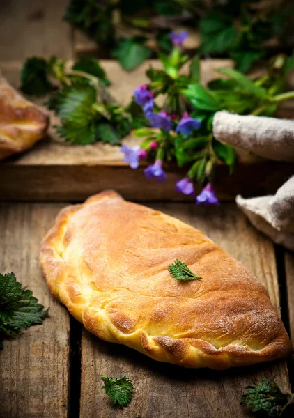 Calzone mit Ricotta und Brennnessel — Stockfoto