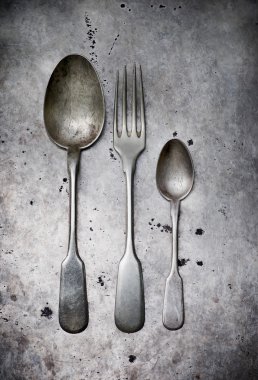 metal eski arka plan üzerinde Vintage sofra. 