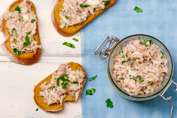 Een makreel plakken op toast van gebakken brood — Stockfoto