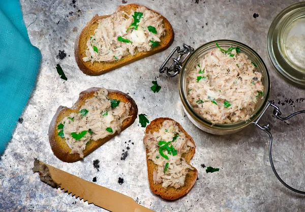 Una pasta di sgombro su pani tostati da pane fritto — Foto Stock