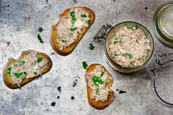 Makrely pasta na topinky z osmažený chléb — Stock fotografie