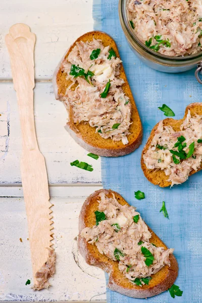 Een makreel plakken op toast van gebakken brood — Stockfoto