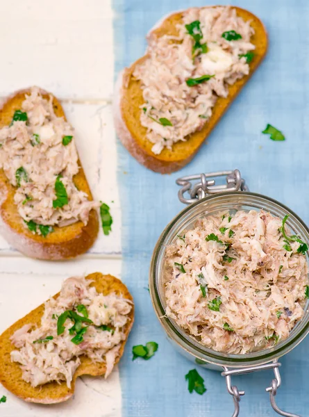 En makrill pasta på skålar från stekt bröd — Stockfoto