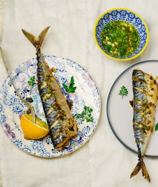 uskumru - limon ve sosu bir ızgara