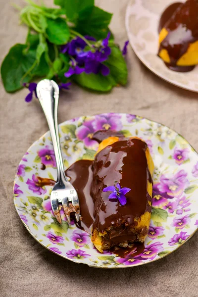 Kue sebuah eclair dengan krim cokelat . — Stok Foto