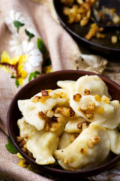 Patatas vareniki en un tazón de cerámica . — Foto de Stock