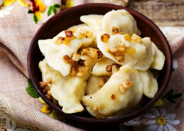 Patates vareniki seramik bir kase. 
