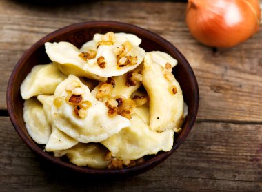 Patates vareniki seramik bir kase. 