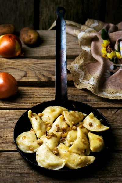 Kartoffeln vareniki in einer Keramikschüssel. — Stockfoto