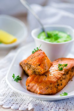 Kızarmış Yeşil bezelye soslu somon fileto 
