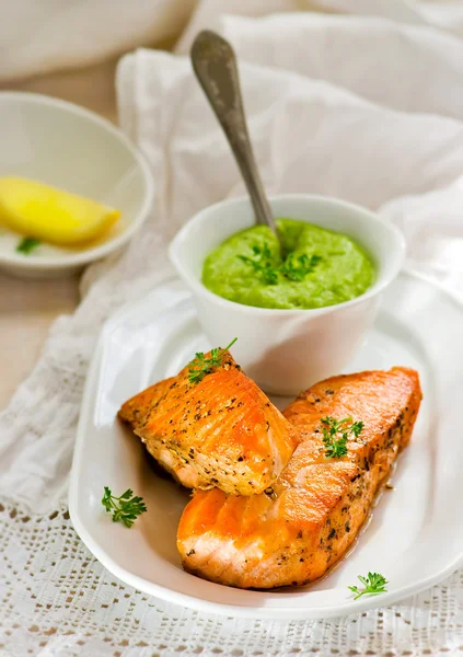 El filete frito del salmón con la salsa de guisantes verdes — Foto de Stock