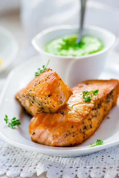 El filete frito del salmón con la salsa de guisantes verdes — Foto de Stock