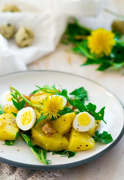 Salada de batata com dente-de-leão — Fotografia de Stock