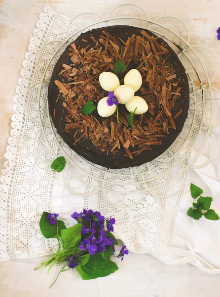 Pastel de chocolate con una decoración de Pascua — Foto de Stock