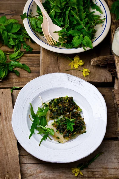 O filete de peixe cozido no forno com um ramson — Fotografia de Stock