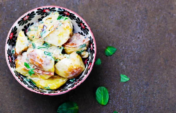 Салат зі смаженої картоплі . — стокове фото