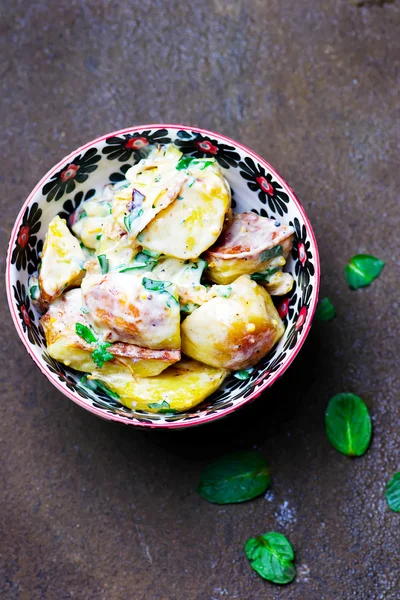 Salát z smažených brambor. — Stock fotografie