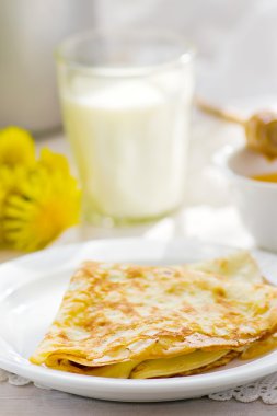 Bal ve süt ile yaz kırsal kahvaltı krep