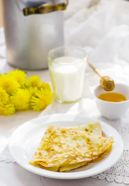 Panqueques de desayuno rurales de verano con miel y leche — Foto de Stock