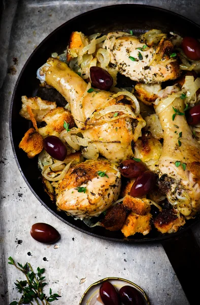 Das gebackene Huhn auf einer Pfanne . — Stockfoto