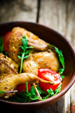 Kızarmış bıldırcınlar salata ile