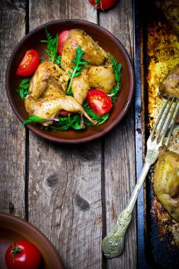 Kızarmış bıldırcınlar salata ile