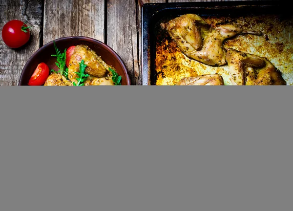 Die gebratenen Wachteln mit Salat — Stockfoto