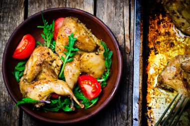 Kızarmış bıldırcınlar salata ile