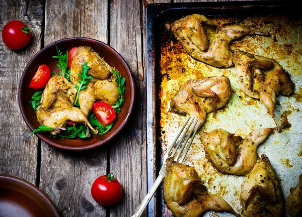 Le quaglie fritte con insalata — Foto Stock