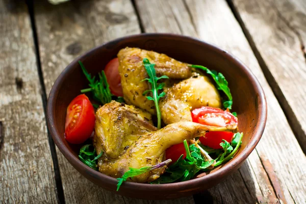 Die gebratenen Wachteln mit Salat — Stockfoto