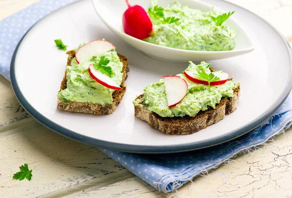 Canapé met kwark, Groenen en een tuin radijs. — Stockfoto