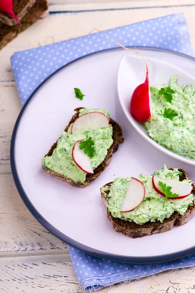 Canapé met kwark, Groenen en een tuin radijs. — Stockfoto