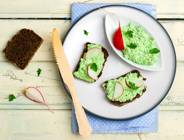 Canapé con requesón, verduras y un rábano de jardín . — Foto de Stock