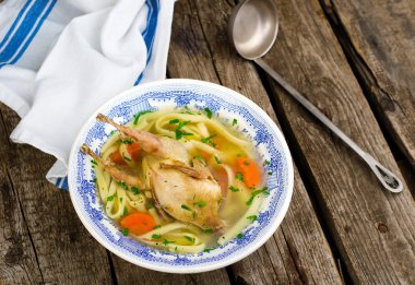 ev yapımı bıldırcınlar çorbası. 