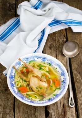 ev yapımı bıldırcınlar çorbası. 