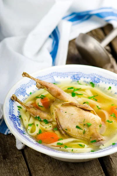 Sopa de codornas caseiro . — Fotografia de Stock