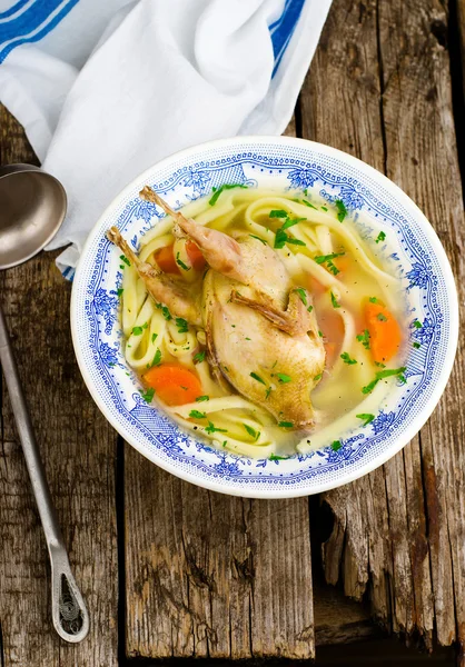 Zuppa di quaglie fatte in casa . — Foto Stock