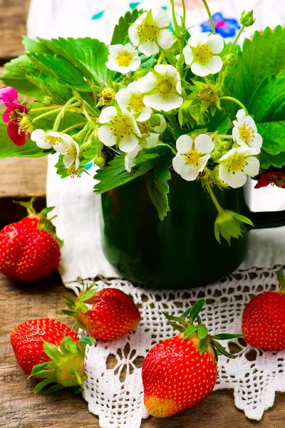 Fresh, organic strawberry — Stock Photo, Image