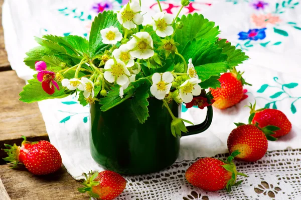 Fresh, organic strawberry — Stock Photo, Image