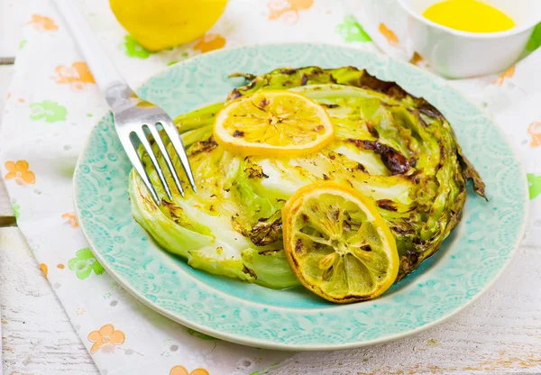 Il cavolo cotto su una griglia con un limone — Foto Stock