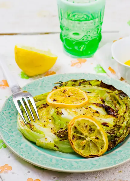 Bir limon ile bir ızgarada pişmiş lahana — Stok fotoğraf