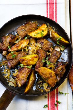 patates kızartma tavası üzerinde kızarmış kaburga