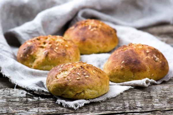 Bullar med kli och ett linne frö. hälsosam mat. — Stockfoto