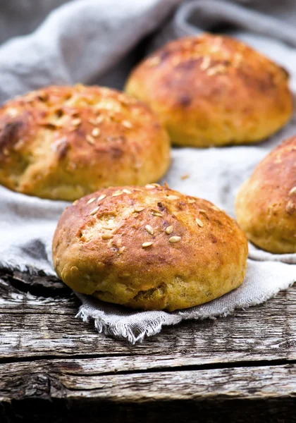 Bullar med kli och ett linne frö. hälsosam mat. — Stockfoto