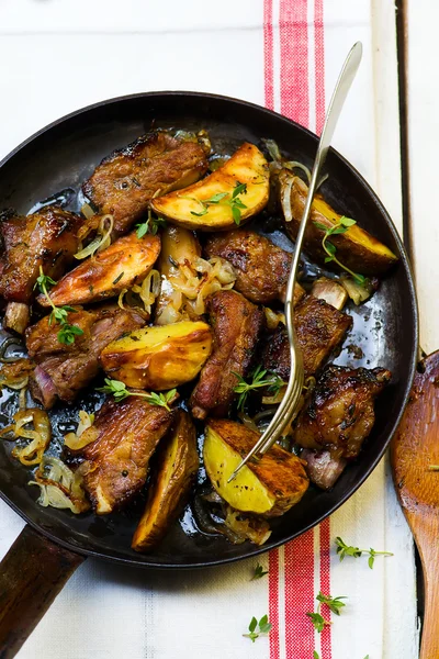 Costillas fritas con patata en una sartén — Foto de Stock