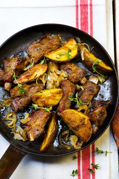 Ribben gebakken met aardappel op een koekenpan — Stockfoto