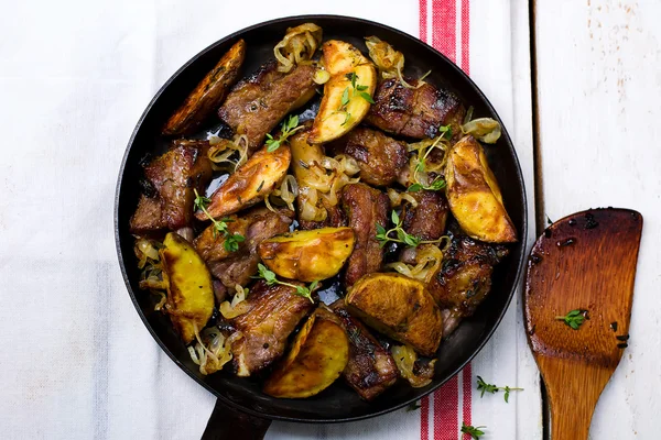 Costillas fritas con patata en una sartén — Foto de Stock