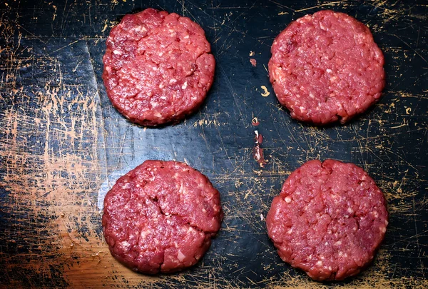 Hambúrgueres crus de carne de bovino biológica — Fotografia de Stock