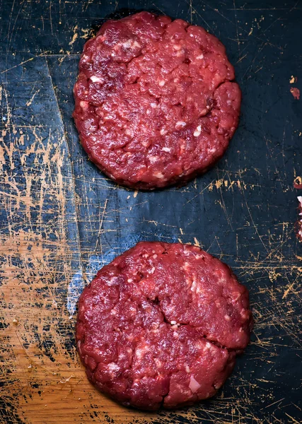 Hamburguesas crudas de carne ecológica —  Fotos de Stock