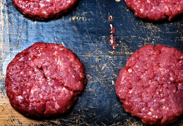 Hambúrgueres crus de carne de bovino biológica — Fotografia de Stock